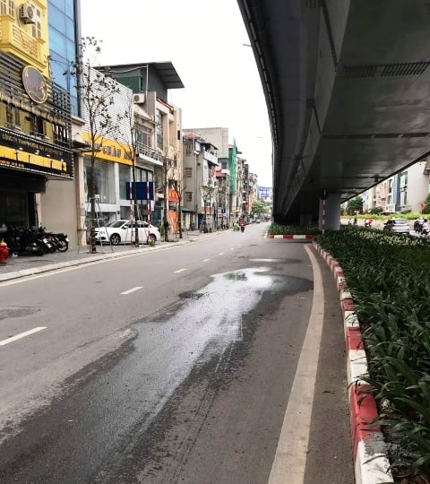 Cầu vượt nút giao An Dương - Thanh Niên (Hà Nội) vừa thông xe tháng 10/2018 đã có dấu hiệu xuống cấp.
