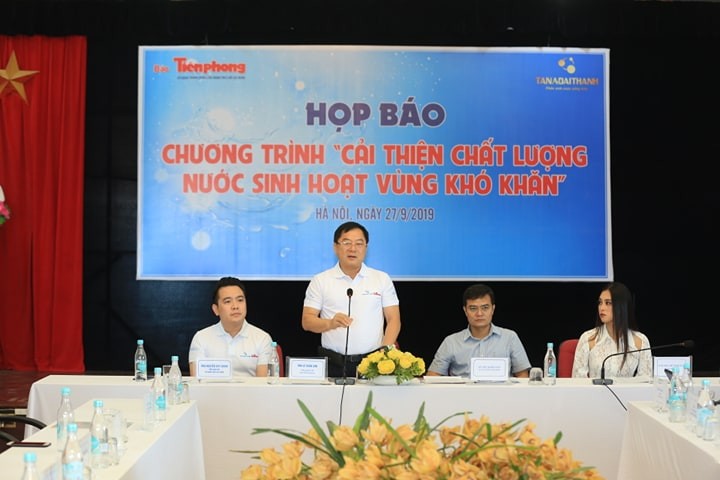 Nhà báo Lê Xuân Sơn, Tổng biên tập báo Tiền Phong phát biểu khai mạc chương trình. Ảnh - Như Ý