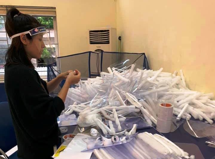 Cán bộ Cung Thiếu nhi Hà Nội đã cùng nhau quyên góp, thiết kế, sản xuất tấm chắn giọt bắn tặng cho các y, bác sỹ trong các bệnh viện tuyến đầu chống COVID-19.