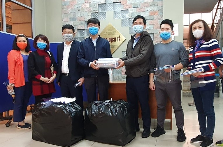 Cung Thiếu nhi Hà Nội phối hợp với Báo Tiền Phong tổ chức trao 2.000 sản phẩm tấm chắn giọt bắn sử dụng cho các y, bác sỹ phòng COVID-19