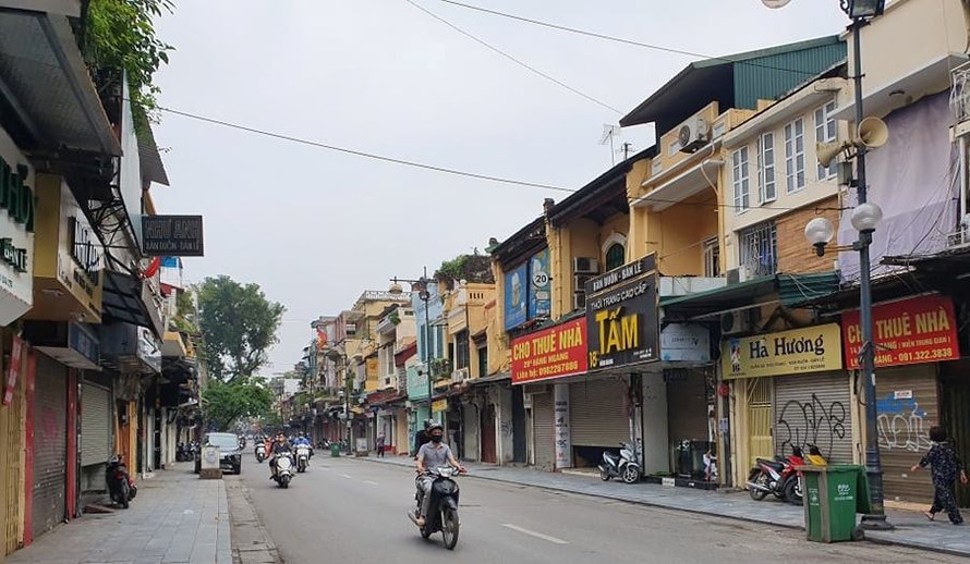 Nhiều cửa hàng kinh doanh nằm tại vị trí vàng ở Hà Nội đã trưng biển cho thuê sang nhượng, thậm chí một số cửa hàng vị trí đắc địa đang được rao bán.