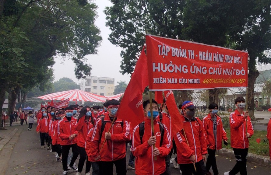 Quỹ Vì Tầm Vóc Việt vừa là nhà tài trợ chính vừa kêu gọi nhân viên hiến máu cho chương trình Chủ nhật đỏ