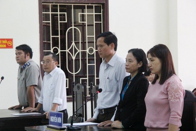 Sau gần 2 năm, Giám đốc Sở TT-TT Quảng Trị Nguyễn Văn Tường (thứ 3, phải sang) đã thắng kiện, được công nhận hợp đồng chuyển nhượng đất. Ảnh: Ngọc Vũ. 