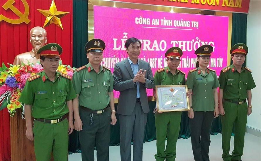 Phó Chủ tịch tỉnh Quảng Trị Hoàng Nam thay mặt lãnh đạo tỉnh tặng bằng khen và tiền thưởng cho Ban chuyên án 117M
