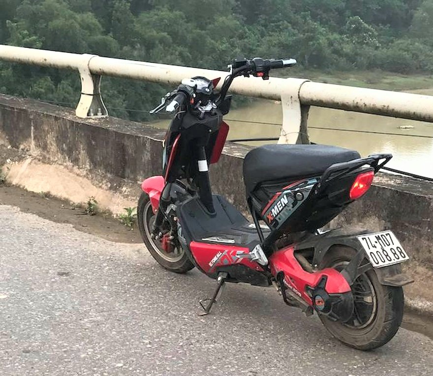 Xe máy điện của nạn nhân bỏ lại trên cầu Cam Tuyền