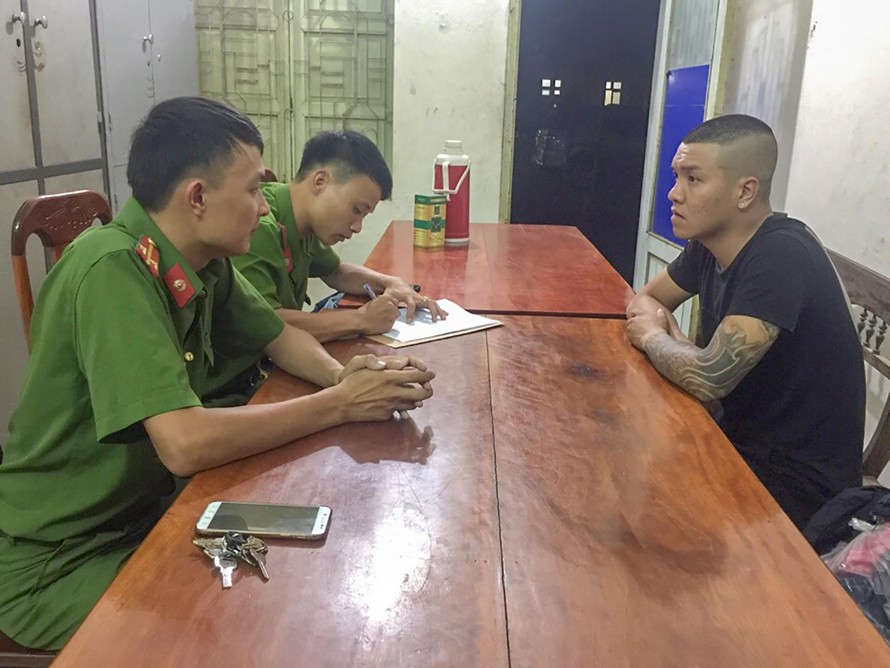 Công an Cam Lộ lấy lời khai một đối tượng trong đường dây cho vay nặng lãi từ thị xã Sơn Tây, Hà Nội vào. Ảnh: Khôi Tuấn