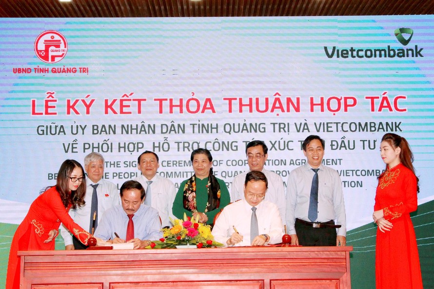 Phó Chủ tịch Thường trực Quốc hội Tòng Thị Phóng và lãnh đạo tỉnh Quảng Trị chứng kiến lễ kí kết thỏa thuận hợp tác giữa UBND tỉnh và Ngân hàng Vietcombank.