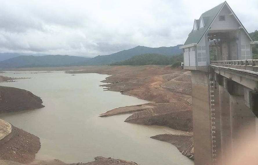 Hồ Rào Quán xuống mực nước chết buộc Cty Thủy điện Quảng Trị phải ngừng phát điện.
