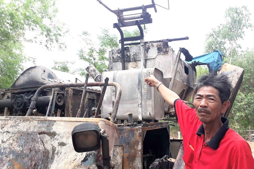 Máy gặt lúa của ông Hồ Ngâu và Trịnh Dơn đang phục vụ mùa gặt ở địa bàn huyện Triệu Phong bị kẻ xấu đốt cháy trơ khung sắt.