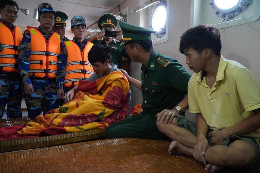 Lực lượng BĐBP Quảng Trị hỏi thăm sức khỏe các ngư dân Nghệ An gặp nạn. Ảnh: Mạnh Hùng.