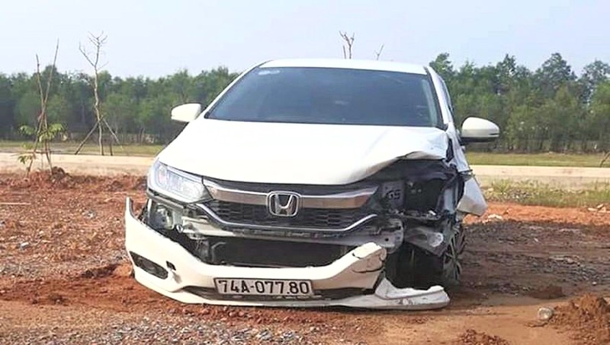 Chiếc xe ôtô 74A-077.80 bị hư hỏng phần đầu sau khi gây tai nạn rồi bỏ trốn