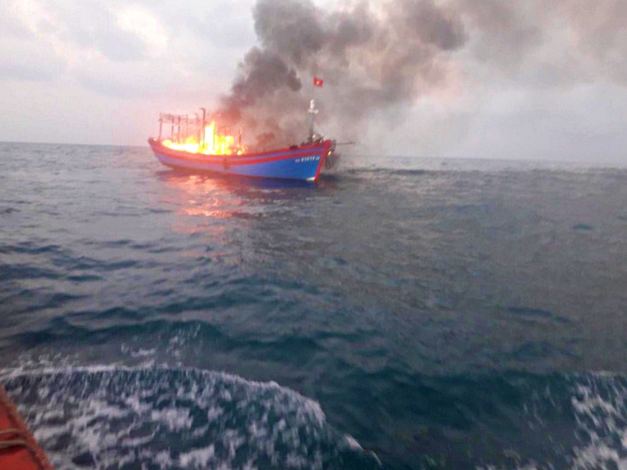 Tàu cá mang số hiệu NA 97673 TS bị cháy ngoài khơi vùng biển Cồn Cỏ (Quảng Trị). Ảnh: Mạnh Hùng