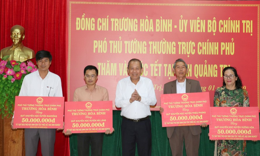 Phó Thủ tướng Thường trực Chính phủ Trương Hòa Bình tặng Quỹ khuyến học của 4 huyện Đakrông, Hướng Hóa, Triệu Phong và Hải Lăng, mỗi huyện 50 triệu đồng