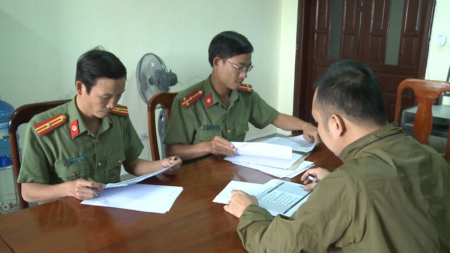 Cán bộ Cơ quan An ninh điều tra Công an tỉnh Quảng Trị làm việc với đối tượng Nguyễn Phước Đăng.