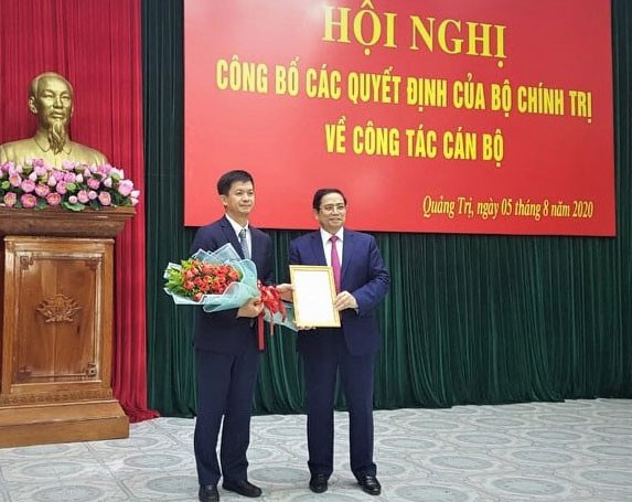 Ông Lê Quang Tùng (bên trái) được bổ nhiệm làm Bí thư Tỉnh uỷ Quảng Trị nhiệm kỳ 2015-2020.