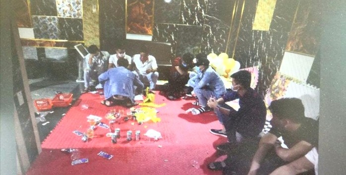 Nhóm thanh niên 14 người tụ tập ăn nhậu dưới tầng hầm quán karaoke, dương tính với chất ma tuý. Ảnh: CA.
