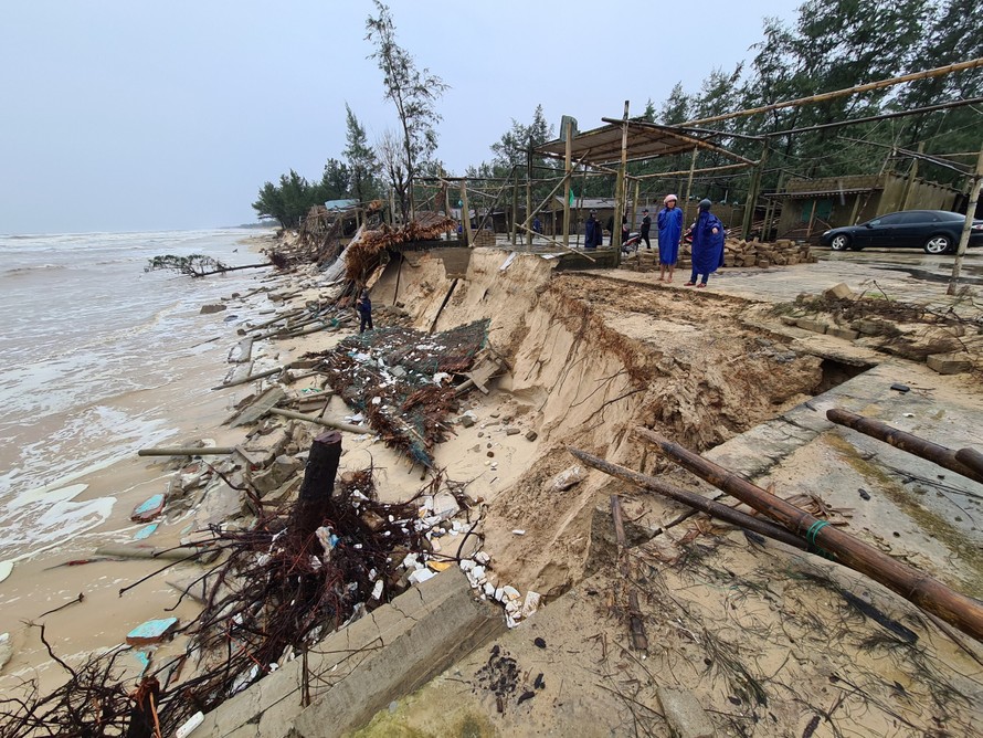 Bão số 13 làm bãi biển Gio Hải (huyện Gio Linh, Quảng Trị) tiếp tục ăn sâu vào đất liền 5-10 met