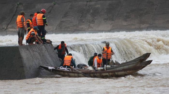 Cứu thành công 7 người mắc kẹt giữa sông Thạch Hãn, 1 người vẫn mất tích