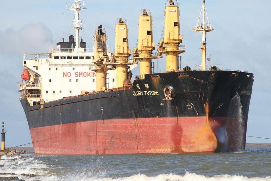 Cứu hộ thành công tàu 26.000 tấn mắc cạn ở vùng biển Cửa Việt