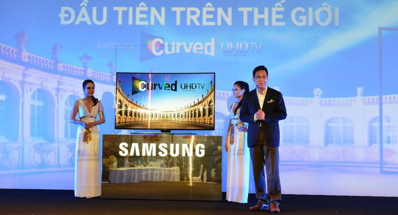 TV màn hình cong đầu tiên trên thế giới ra mắt ở Việt Nam