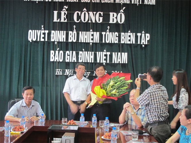 Trao quyết định bổ nhiệm Tổng biên tập báo Gia Đình Việt Nam cho ông Hồ Minh Chiến.