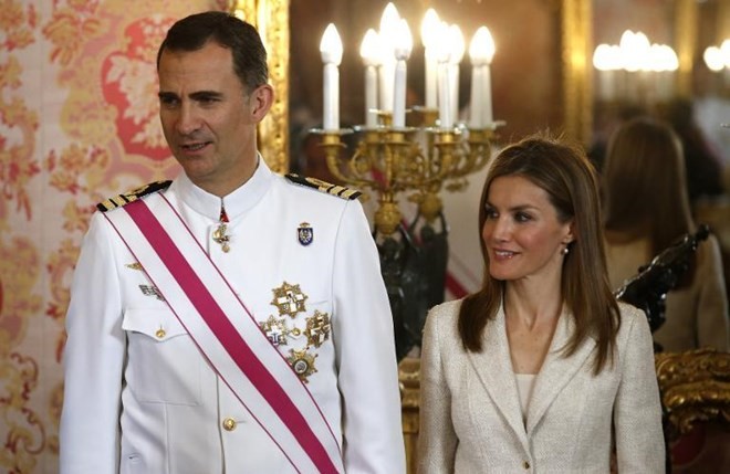 Tân vương Tây Ban Nha Felipe de Bourbon cùng Hoàng hậu Letizia. Ảnh: AFP)