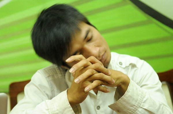 Anh nông dân Nguyễn Đức Hậu, 27 tuổi, gây xôn xao cộng đồng mạng với nickname Lệ Rơi. Ảnh: Dân Việt