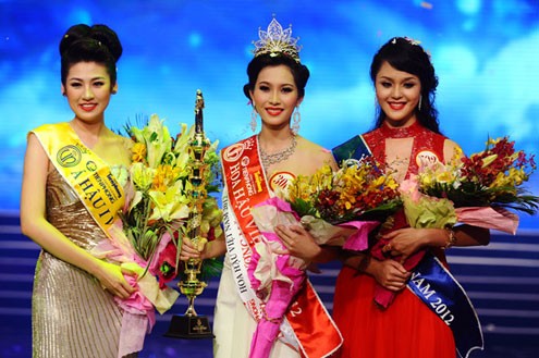 Đặng Thu Thảo đăng quang cuộc thi Hoa hậu Việt Nam 2012.
