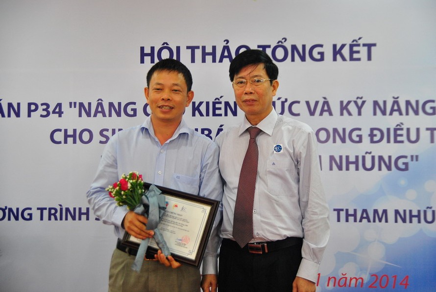 TS Phạm Huy Kỳ, Phó Giám đốc Học viên Báo chí và Tuyên truyền trao giấy chứng nhận cho đại diện nhóm tác giả của báo Tiền Phong.