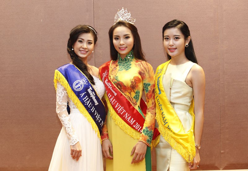 Hoa hậu và hai Á hậu trả lời trực tuyến