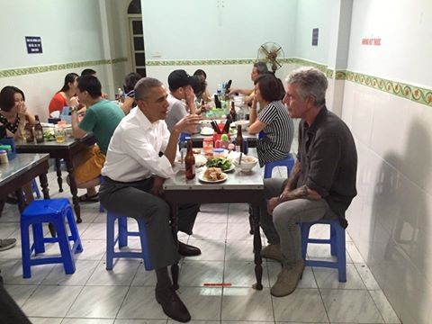 Đầu bếp Anthony Bourdain đăng ảnh ăn bún chả cùng Tổng thống Mỹ Obama trên Facebook. Ảnh: FBNV