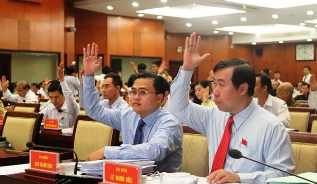 Các đại biểu HĐND TPHCM khóa IX đã biểu quyết thông qua hơn 30 nghị quyết