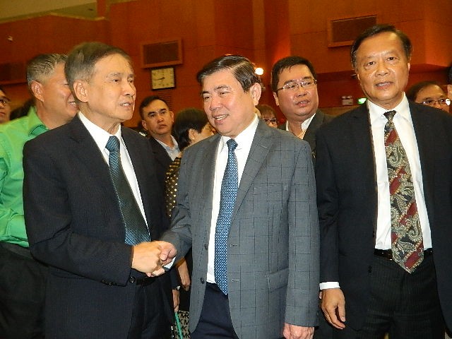 Chủ tịch UBND TPHCM Nguyễn Thành Phong thăm hỏi bà con kiều bào