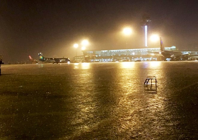 Có ‘siêu máy bơm’, sân bay Tân Sơn Nhất vẫn ngập 