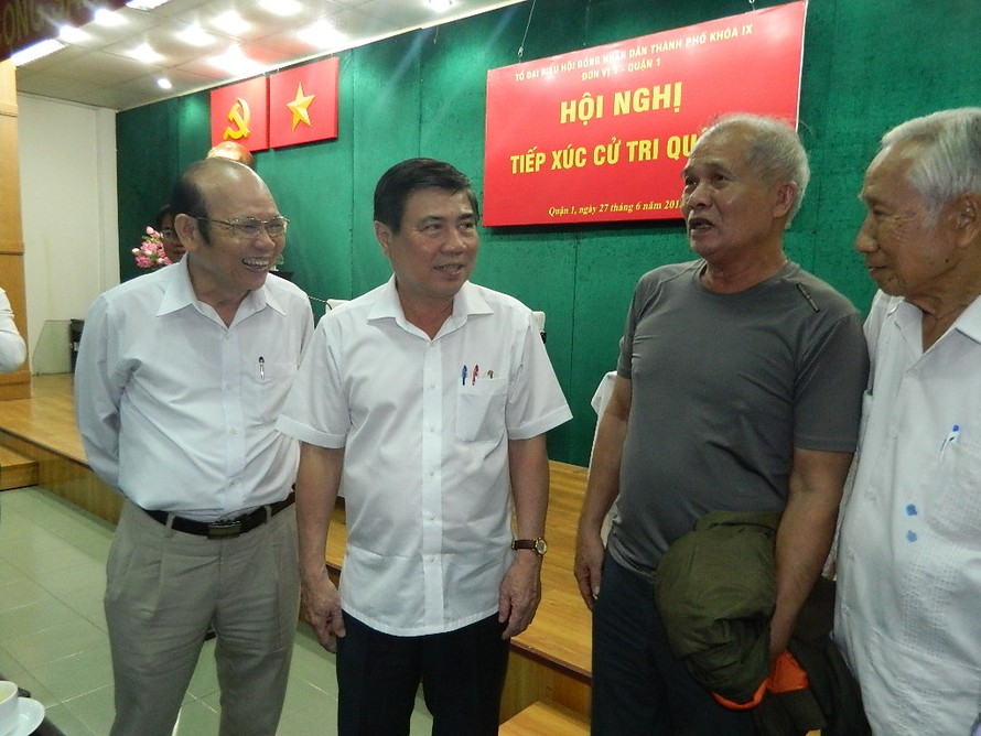 Chủ tịch UBND TPHCM Nguyễn Thành Phong trao đổi với các cử tri.