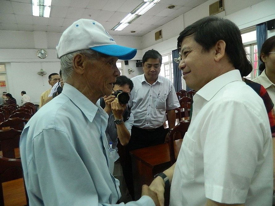 Ông Lê Minh Trí, Viện trưởng Viện KSND tối cao (bìa phải) tiếp xúc cử ri quận 5.