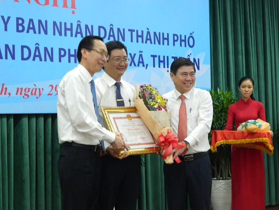 Chủ tịch UBND TPHCM Nguyễn Thành Phong tặng bằng khen cho chủ tịch phường tiêu biểu 