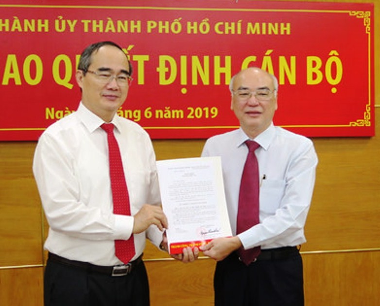 Ông Phan Nguyễn Như Khuê (phải) nhận quyết định bổ nhiệm làm Trưởng ban Tuyên giáo Thành ủy TPHCM từ Bí thư Thành ủy Nguyễn Thiện Nhân