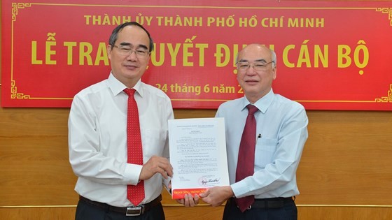 Ông Phan Nguyễn Như Khuê nhận quyết định Trưởng ban Tuyên giáo Thành ủy TPHCM ngày 24/6. Ảnh: SGGP.