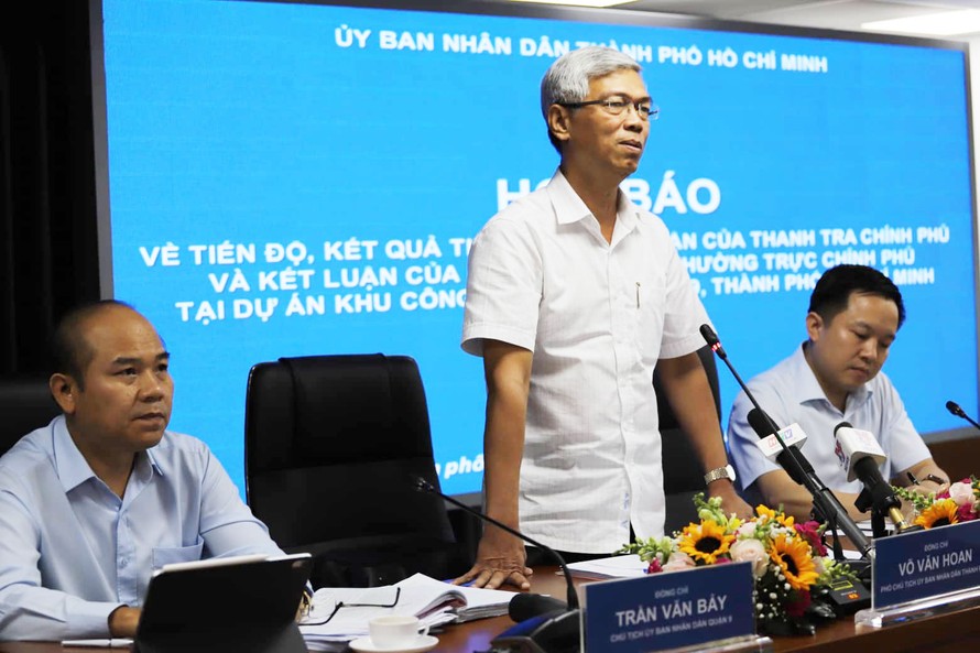 Ông Võ Văn Hoan (giữa) và ông Trần Văn Bảy (trái) cùng ông Từ Lương, giám đốc Trung tâm báo chí TPHCM chủ trì cuộc họp báo