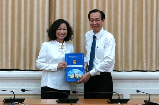 Phó Chủ tịch Thường trực UBND TPHCM Lê Thanh Liêm trao quyết định cho bà Trần Thị Bích Liên