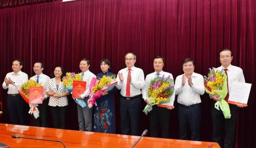Lãnh đạo Thành ủy TPHCM chúc mừng 5 tân thành ủy viên mới vừa được Ban Bí thư chỉ định