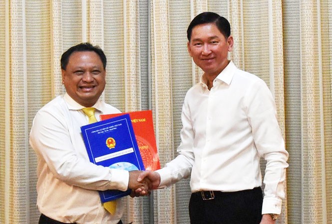 Ông Trần Phi Long (trái) nhận quyết định công nhận và phê chuẩn của lãnh đạo TPHCM