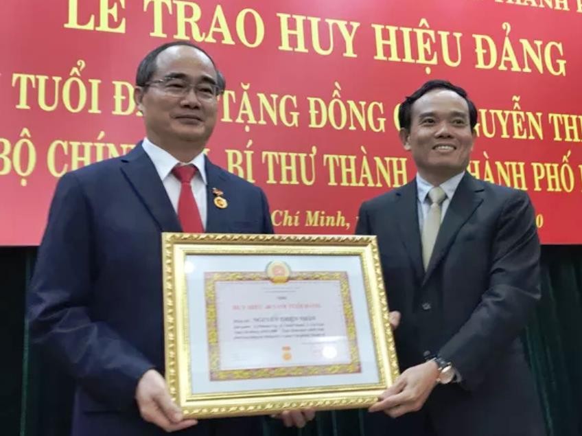 Ông Nguyễn Thiện Nhân nhận huy hiệu 40 năm tuổi Đảng 