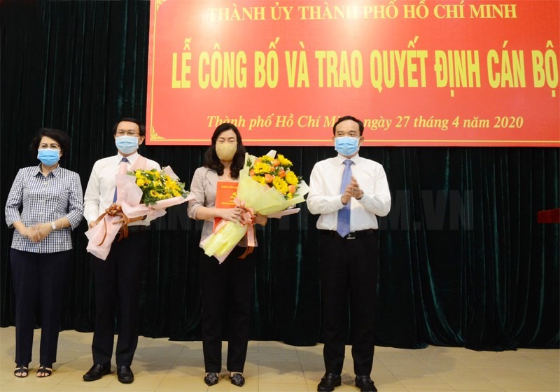 Ông Lâm Đình Thắng và bà Triệu Lệ Khánh nhận quyết định điều động của Ban Thường vụ Thành ủy TPHCM. Ảnh Thành ủy TPHCM
