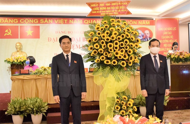 Ông Trần Quang Lâm (trái) tái đắc cử Bí thư Đảng ủy Sở GTVT TPHCM nhiệm kỳ 2020 - 2025. Ảnh: Thành ủy TPHCM