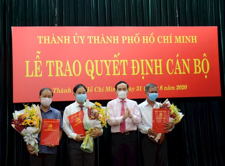 Phó Bí thư Thường trực Thành ủy TPHCM Trần Lưu Quang (thứ 3 từ trái qua) trao quyết định cho các cán bộ vào sáng 31/8. Ảnh: Thành ủy TPHCM