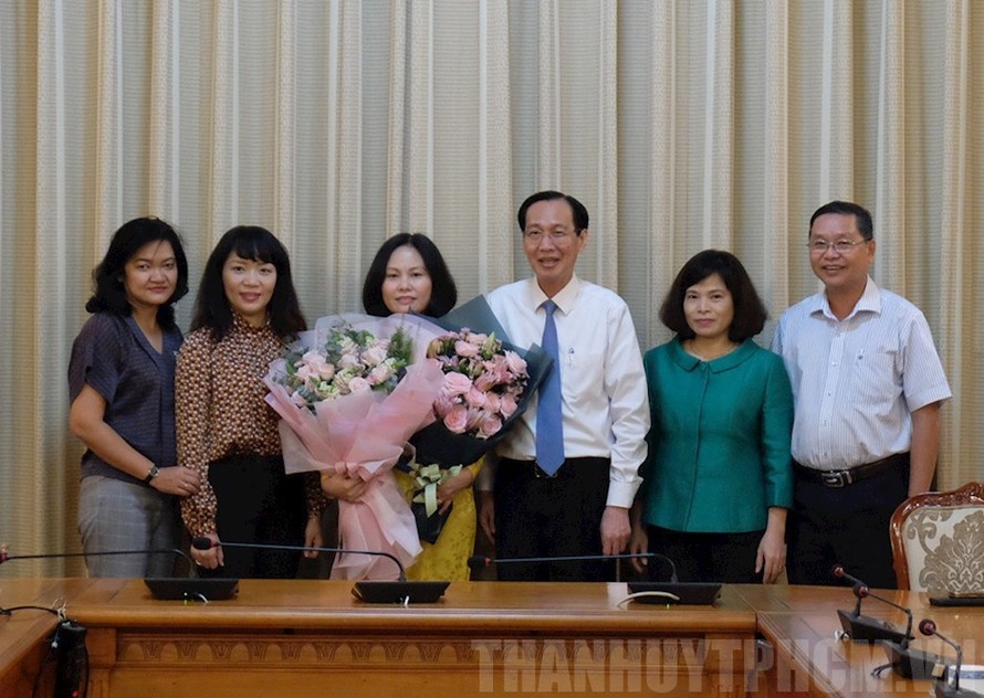 Bà Phan Thị Hồng (thứ 3 từ trái sang) nhận quyết định bổ nhiệm làm phó giám đốc Sở Tài chính TPHCM. Ảnh: Thành ủy TPHCM