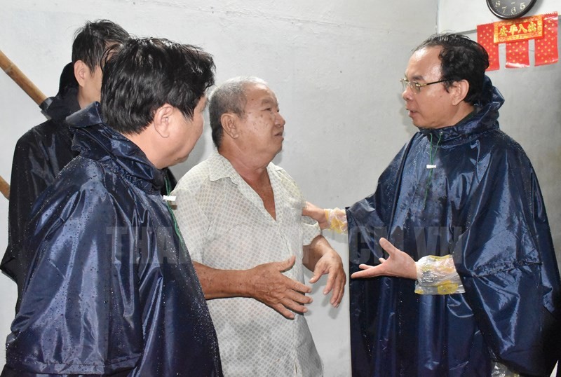 Tân Bí thư Thành ủy TPHCM Nguyễn Văn Nên dầm mưa tìm kế chống ngập 