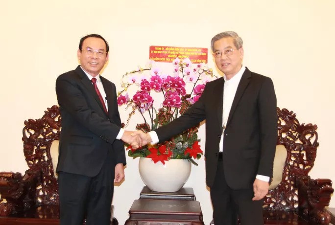  Bí thư Thành ủy Nguyễn Văn Nên thăm hỏi, chúc mừng Tổng giám mục Nguyễn Năng (phải) nhân dịp Lễ Giáng sinh 2020 và năm mới 2021. Ảnh: NLĐ